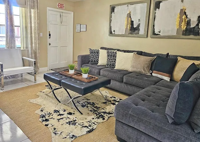 Glam 2 Bedroom Apartment Close To Nsu In Cooper City